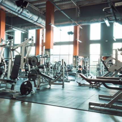 interior-gimnasio-equipos_23-2147949749